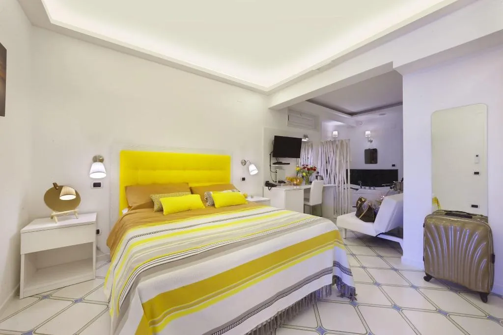 Room, B B Sorrento Central, Naples