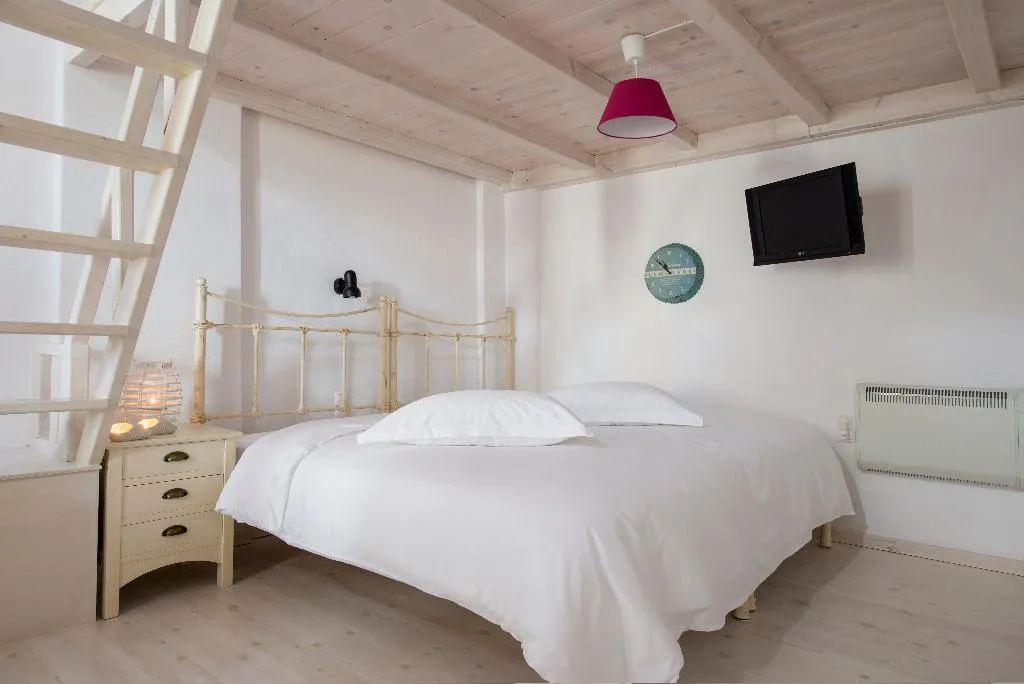 VILLA WITH PRIVATE POOL Room, Earino Suites and Villas, Santorini