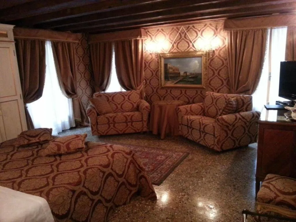 DOUBLE SUPERIOR QUEEN BED Room, Palazzo Abadessa, Venice