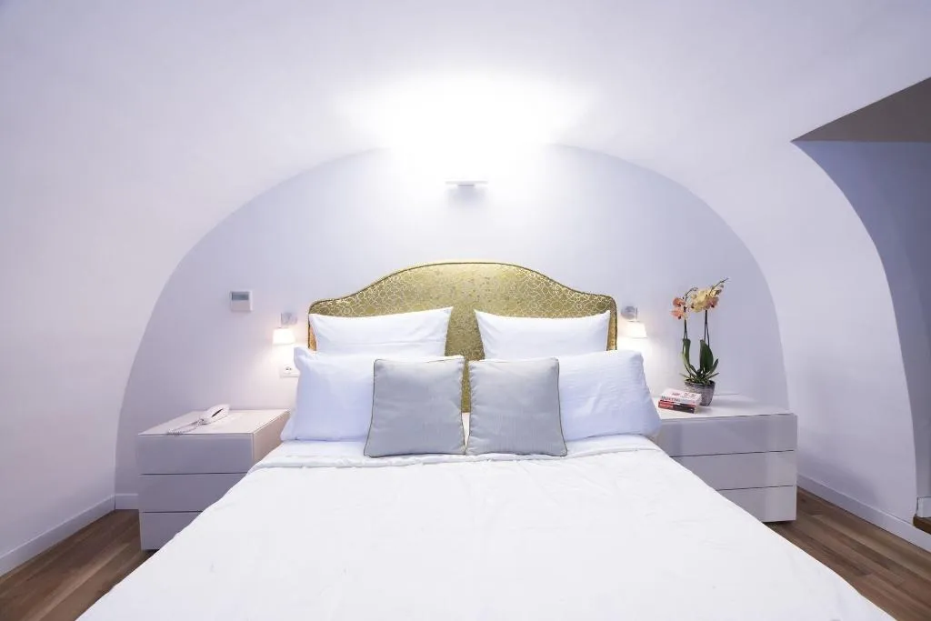 Room, Diecisedici, Naples