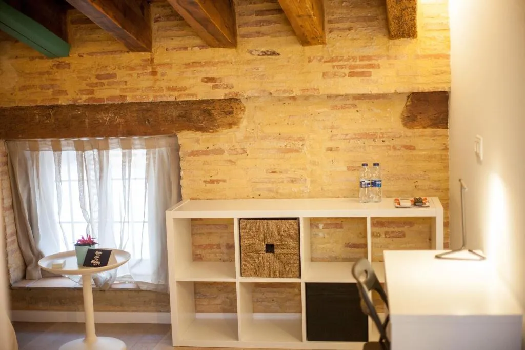 Room, Host & Home, Valencia
