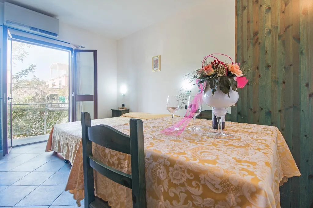 STUDIO CAPACITY 2 Room, Residence Club Gli Ontani, Olbia