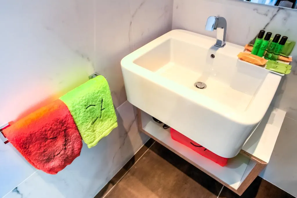 APARTMENT CAPACITY 5 THREE BEDROOM Room, Cosmo Apartments Sants, Barcelona