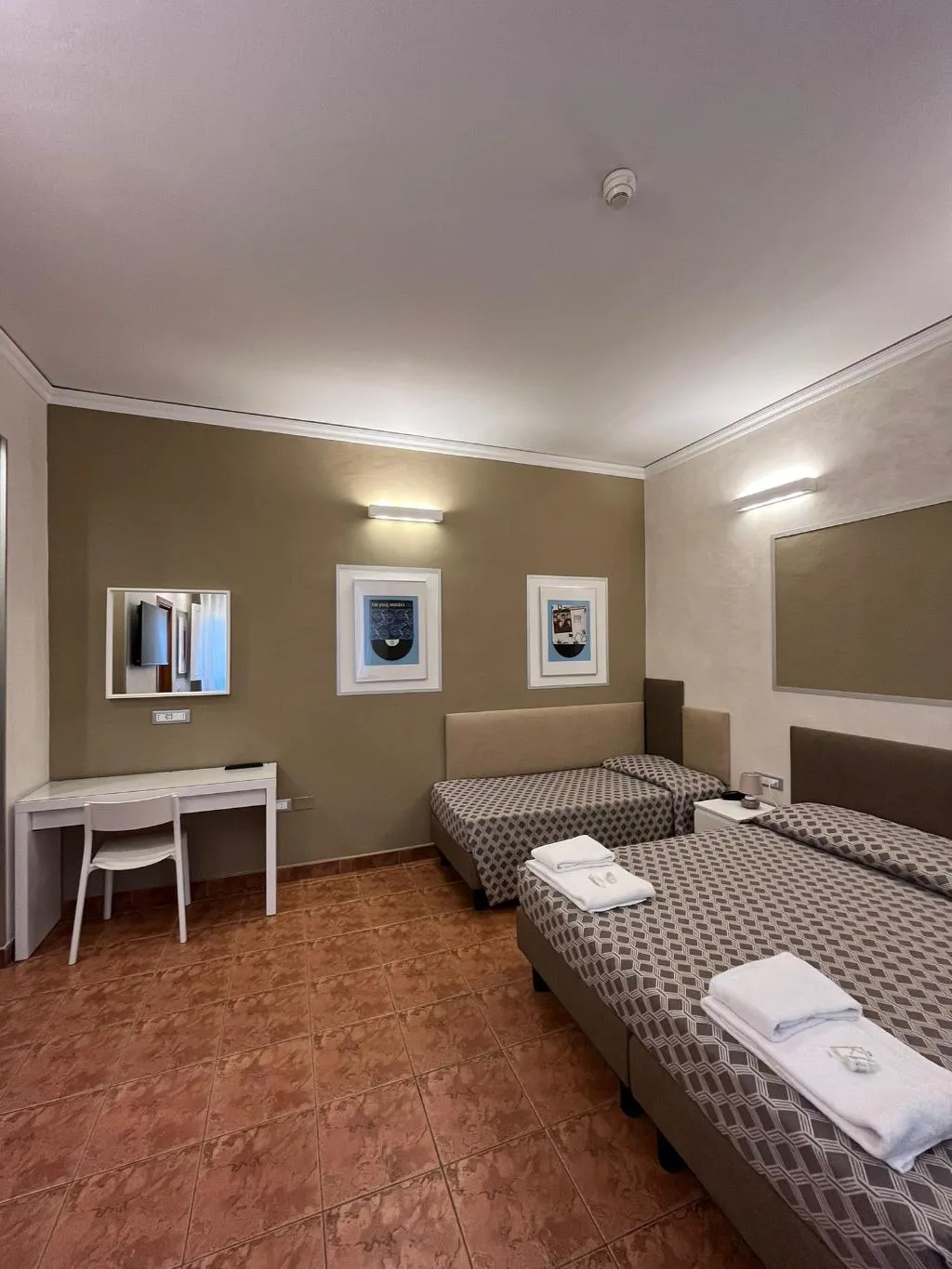 QUADRUPLE STANDARD Room, Alinari, Florence
