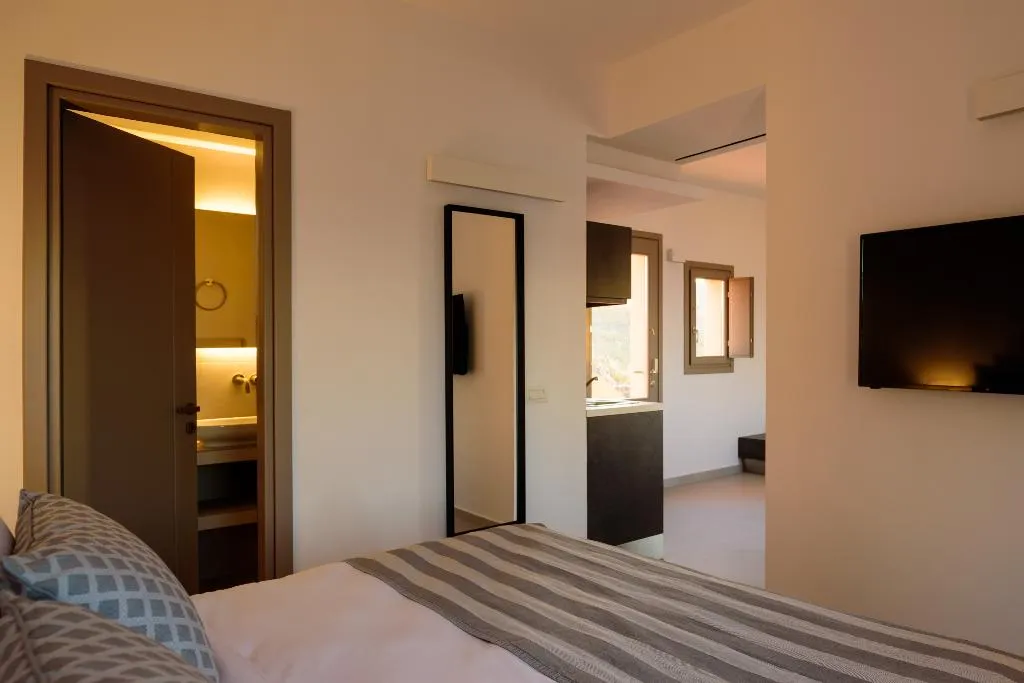 JUNIOR SUITE WITH JACUZZI Room, Kalestesia Suites, Santorini