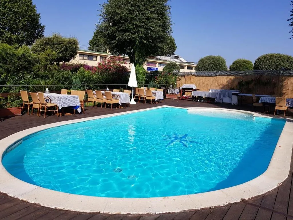 Pool, International Capodichino, Naples