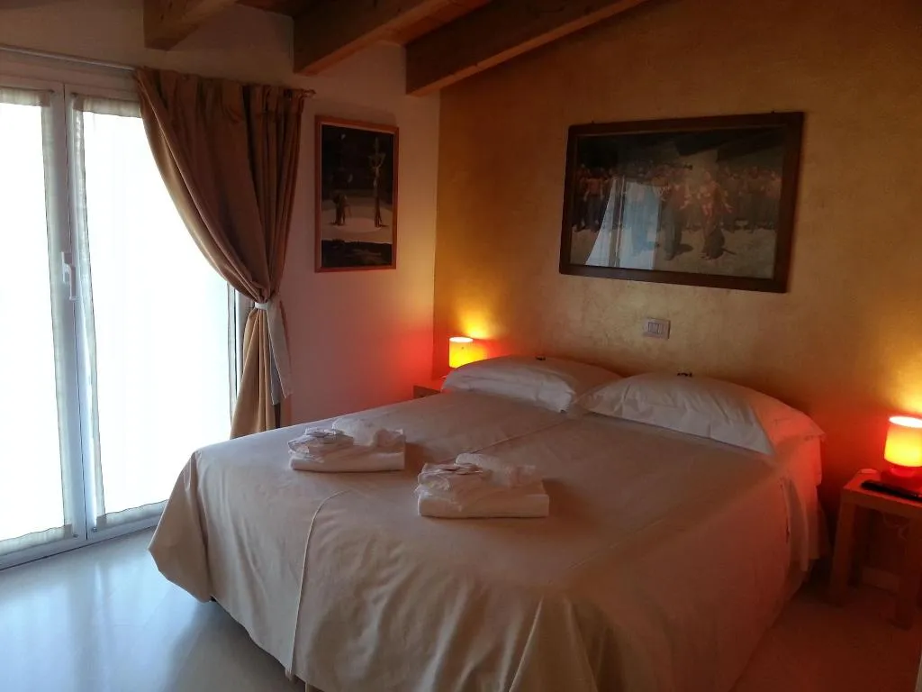 Room, Il Girasole, Milan