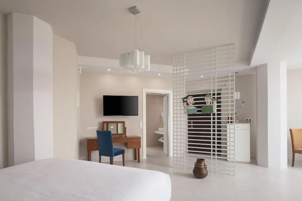 SUITE KING BED WITH JACUZZI Room, Macaris Suites & Spa, Crete