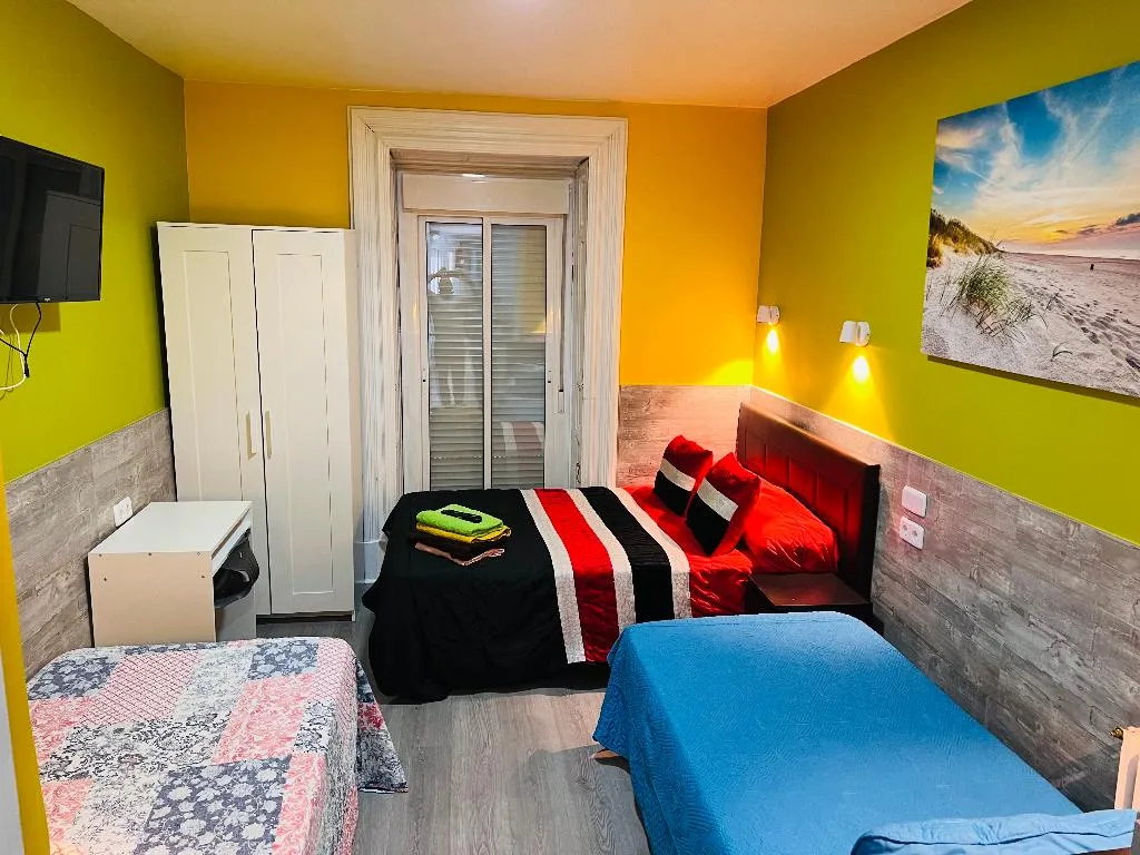QUADRUPLE WITH SHARED BATHROOM Room, Hostal Numancia, Madrid