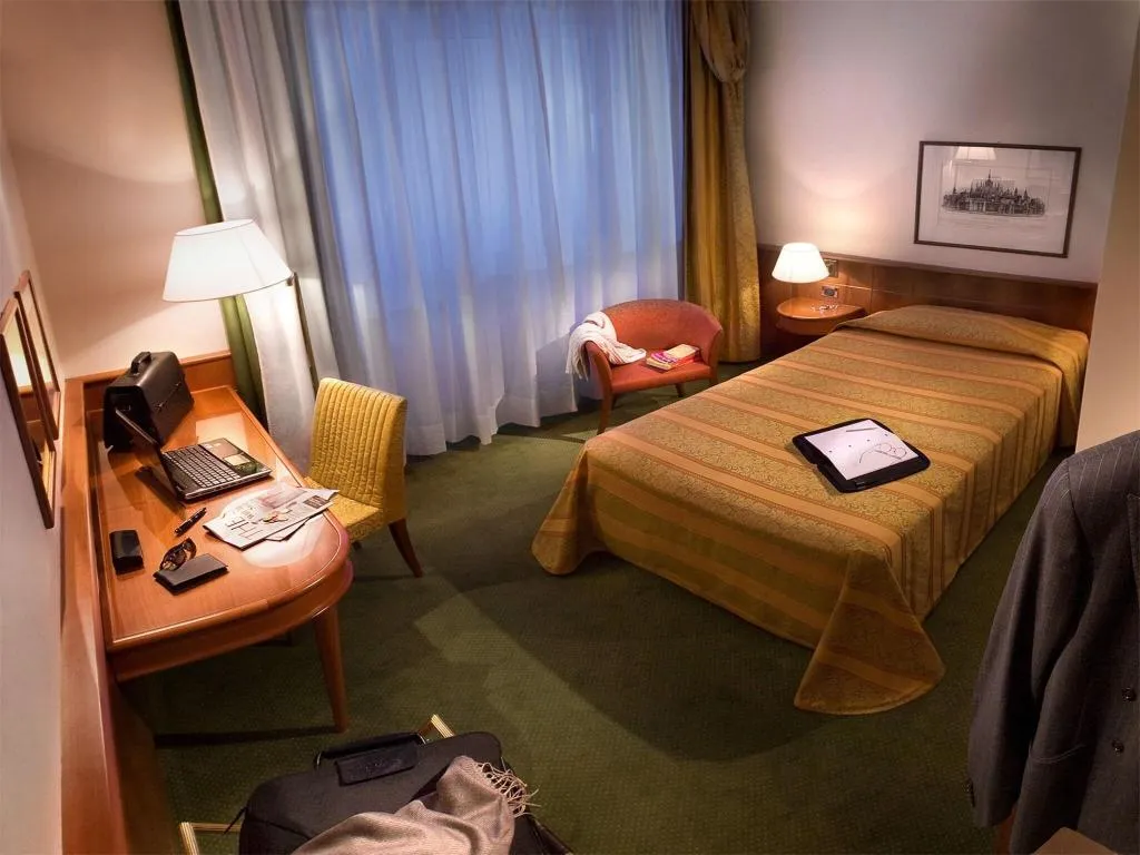 TWIN CLASSIC Room, Cavour, Milan