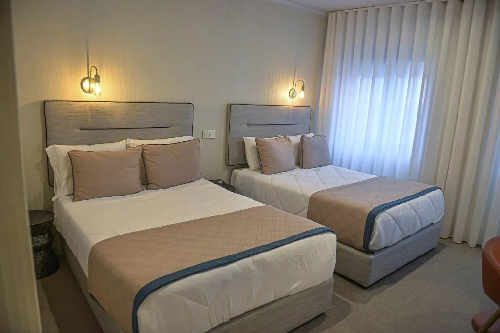 QUADRUPLE TWO DOUBLE BEDS Room, America, Porto