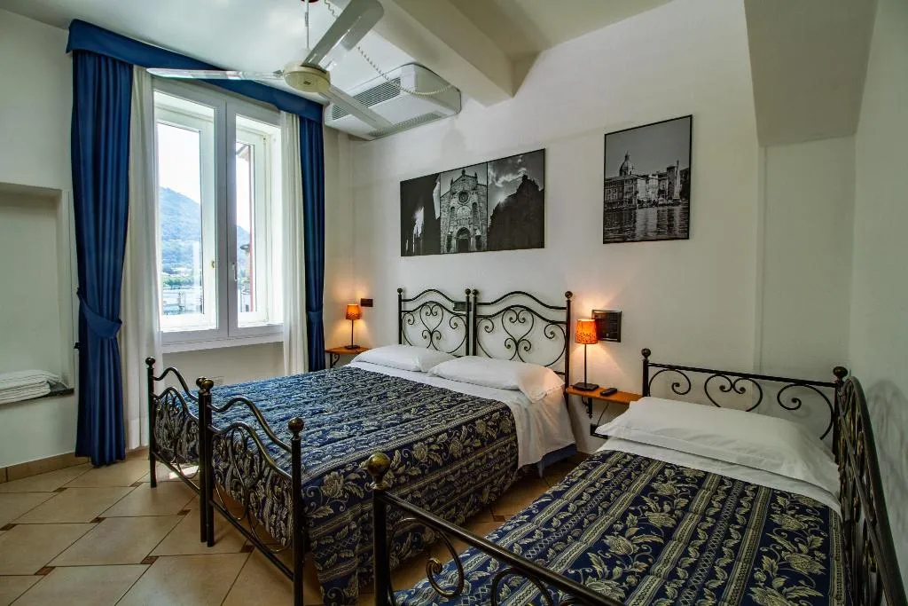 Room, In Riva Al Lago, Milan
