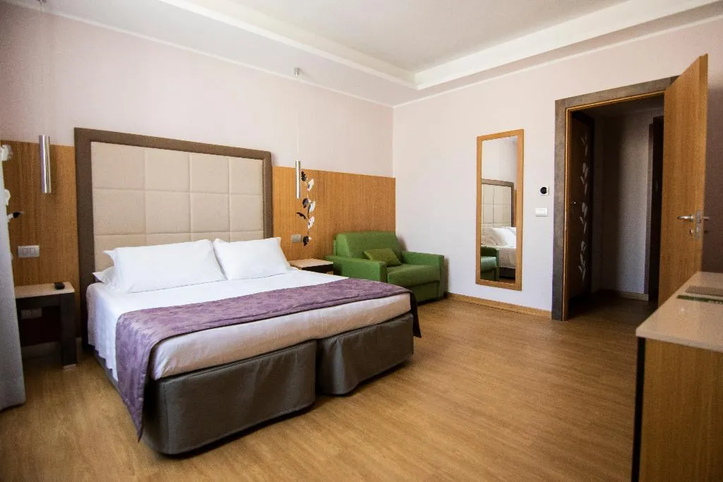 TRIPLE WITH VIEWS Room, Giolli Nazionale, Rome