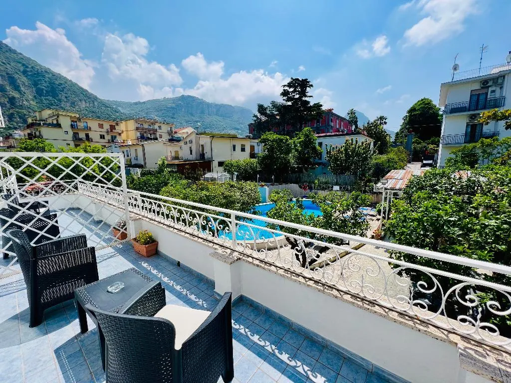 DOUBLE POOL VIEW Room, Villa Sorrento Resort, Naples