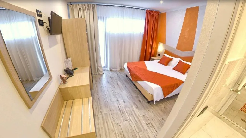 Room, Luxor Florence, Florence
