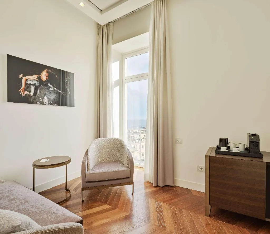 DOUBLE SUPERIOR KING BED Room, de Bonart Naples-Curio Collection by Hilton, Naples