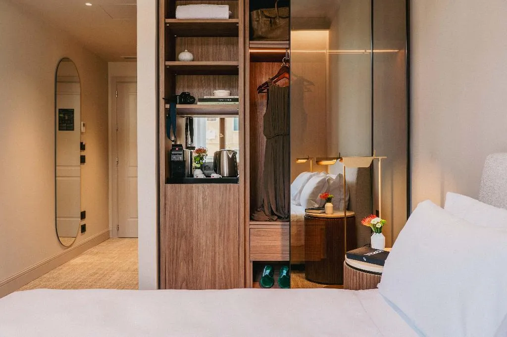 Room, Rimon Place - The Kosher House, Venice