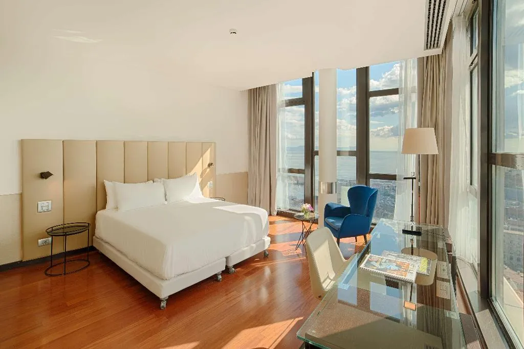 Room, NH Napoli Panorama, Naples