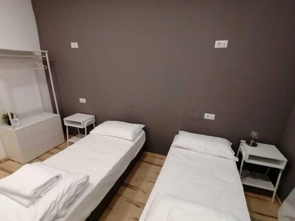Room, Queen Hostel, Milan
