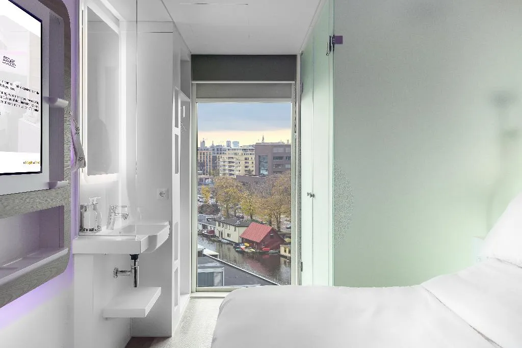 Cabin CITY VIEW QUEEN BED Room, Yotel Amsterdam, Amsterdam