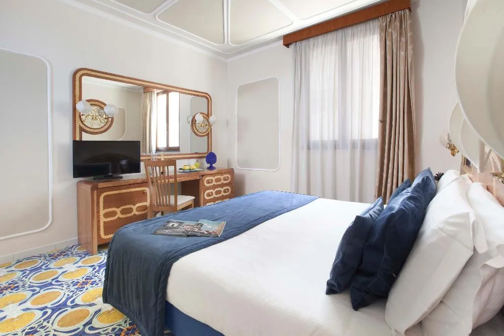 Double or Twin PARTIAL SEA VIEW Room, Alimuri Bay Resort, Naples