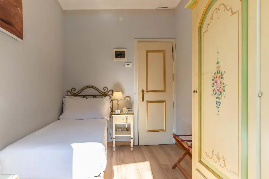 SINGLE STANDARD Room, La Fenice et des Artistes, Venice