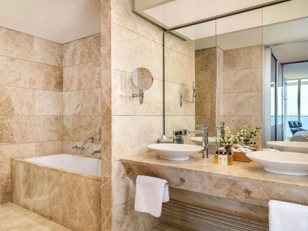 SUITE KING SIZE BED Room, Swissotel Buyuk Efes Izmir, Izmir