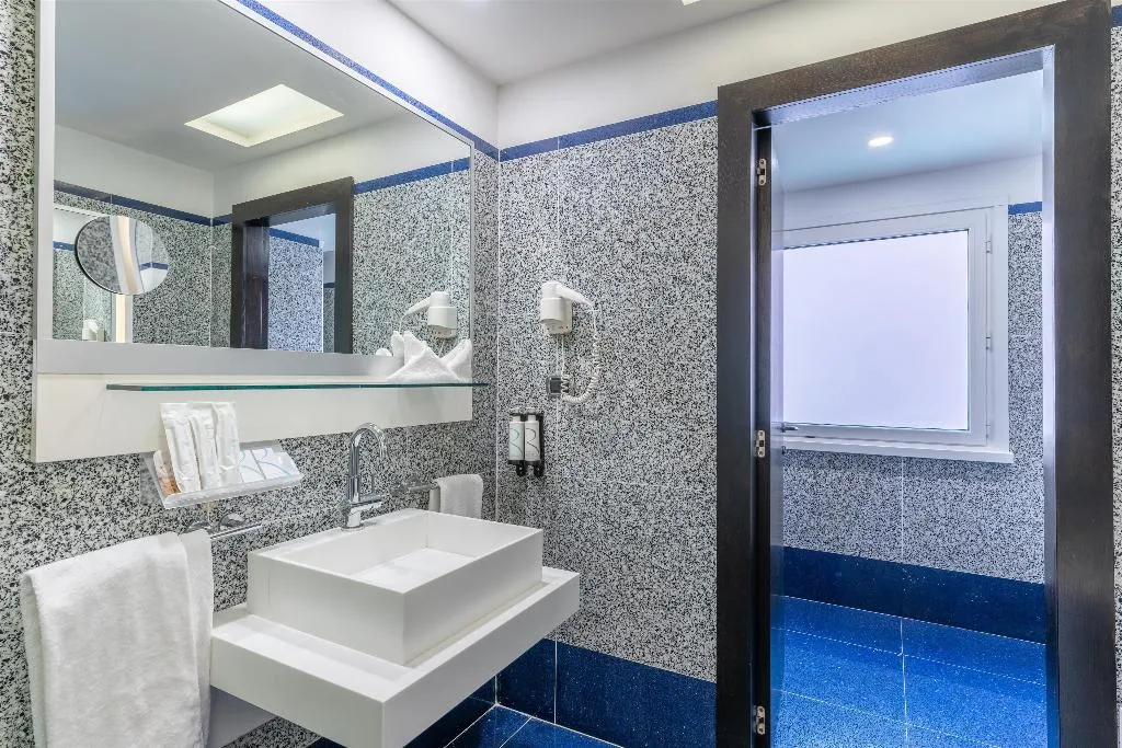 FAMILY ROOM THREE BEDS Room, Best Western Plus Hotel Universo, Rome