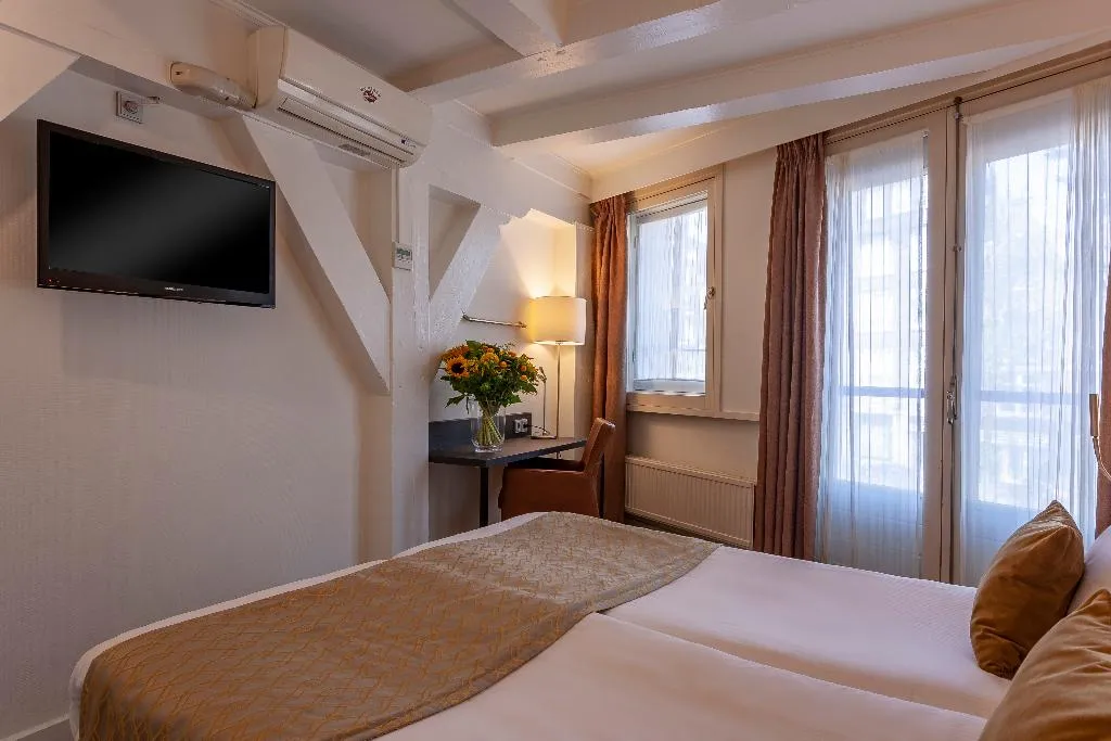 QUADRUPLE STANDARD Room, Avenue, Amsterdam