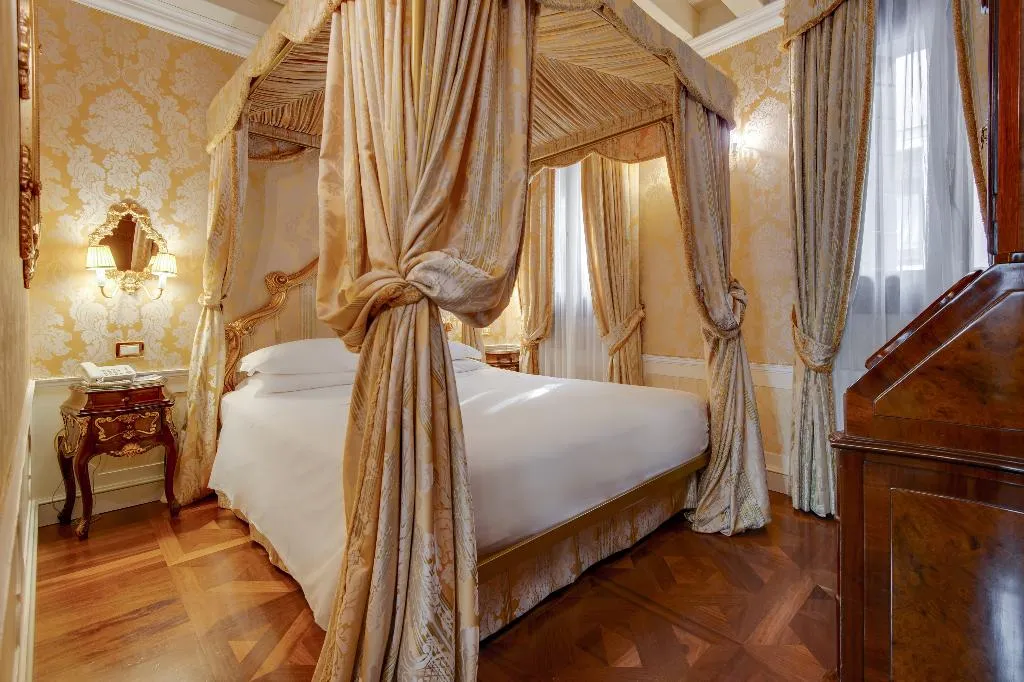JUNIOR SUITE CAPACITY 4 Room, Canal Grande, Venice