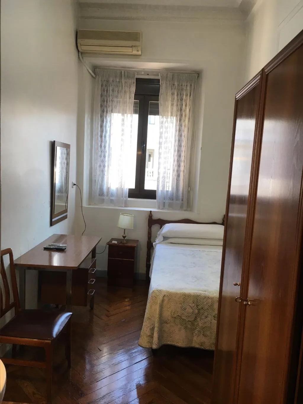 SINGLE WITH SHARED BATHROOM Room, Hostal Splendid, Madrid