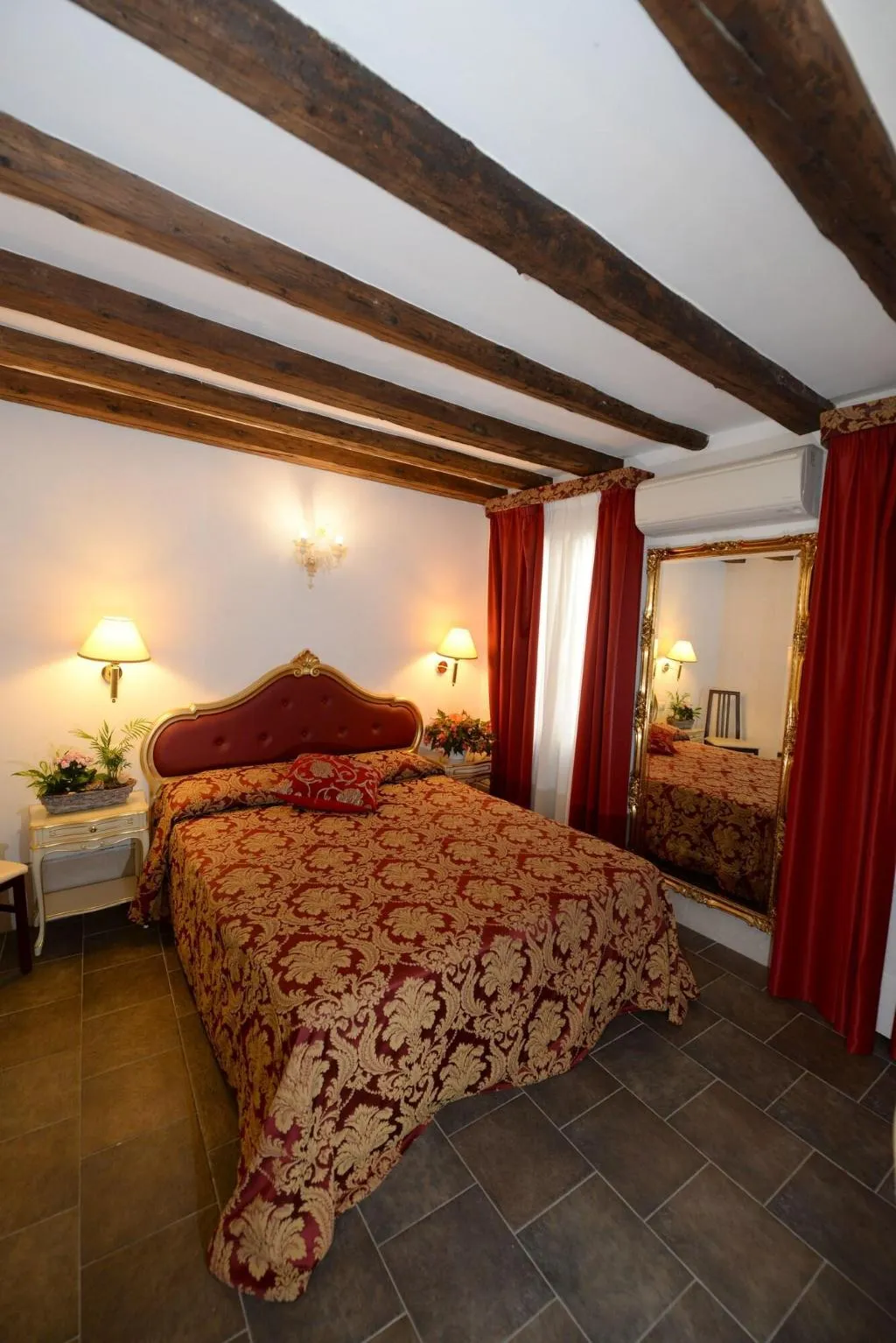Room, Ca’ del Gallo, Venice