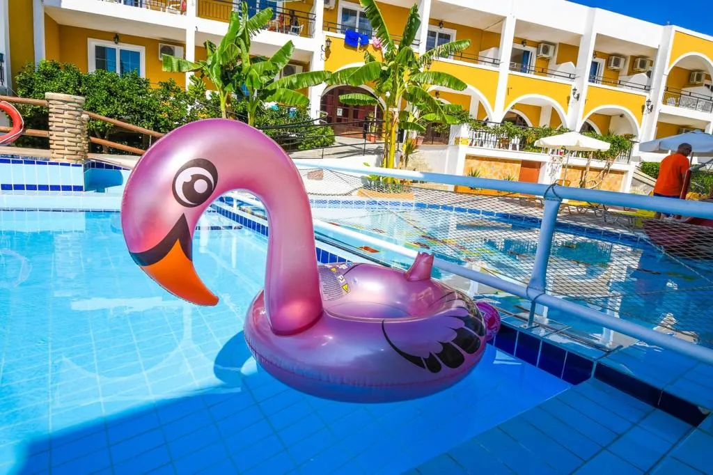 Pool, Vanessa, Zante
