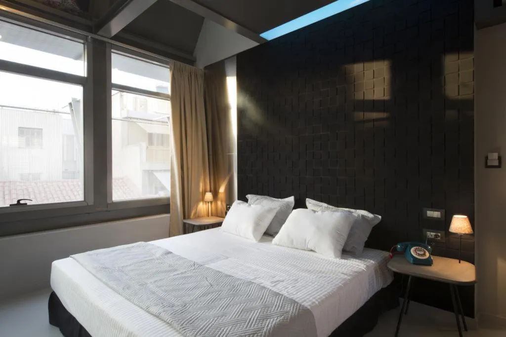 Room, Pi Athens, Athens