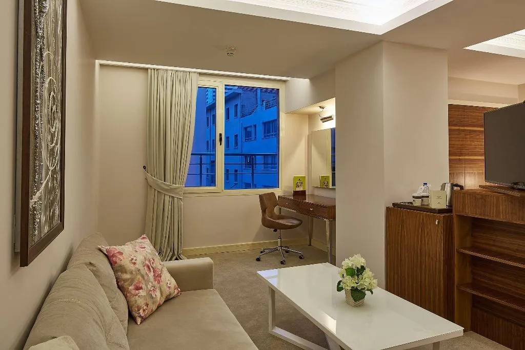 SUITE STANDARD Room, DoubleTree By Hilton Izmir Alsancak, Izmir