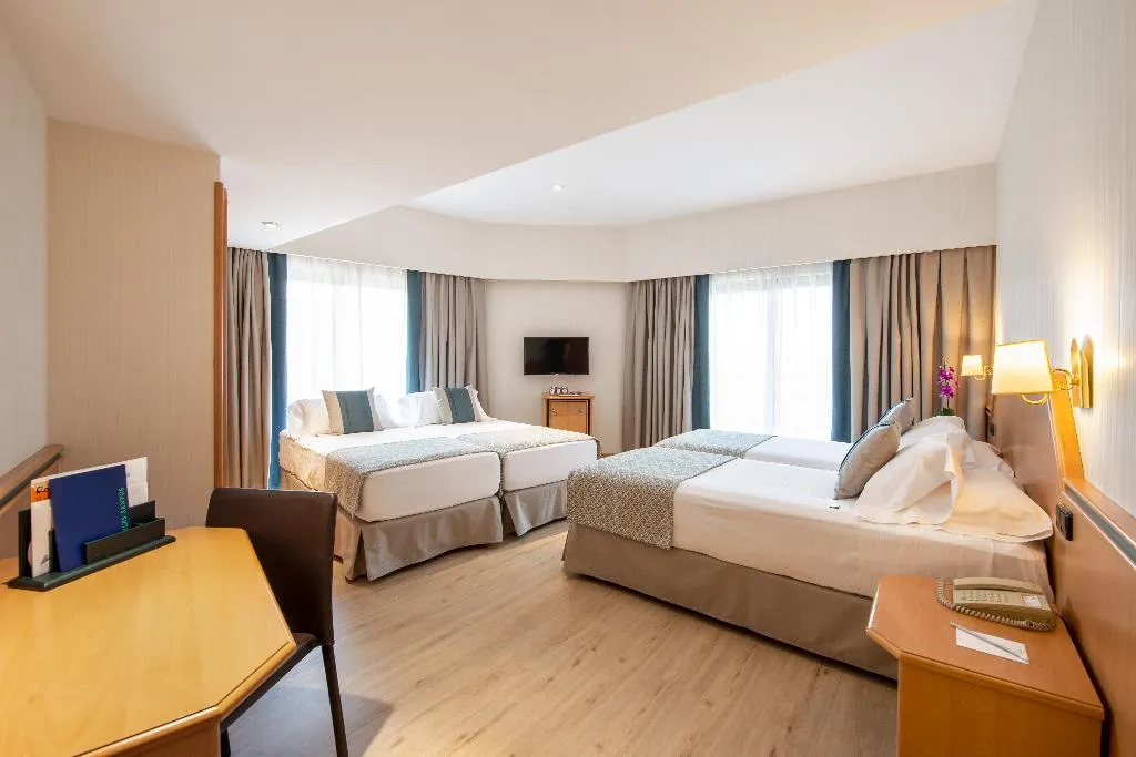 QUADRUPLE STANDARD Room, Santos Praga, Madrid