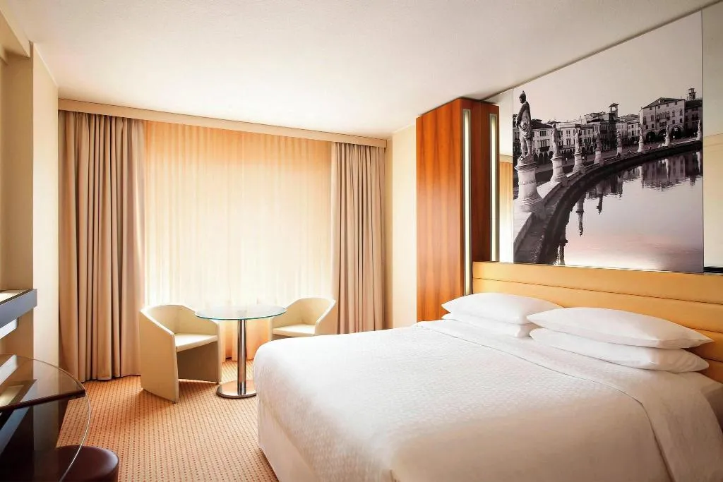 DOUBLE DELUXE QUEEN BED Room, Sheraton Padova Hotel & Conference Center, Venice