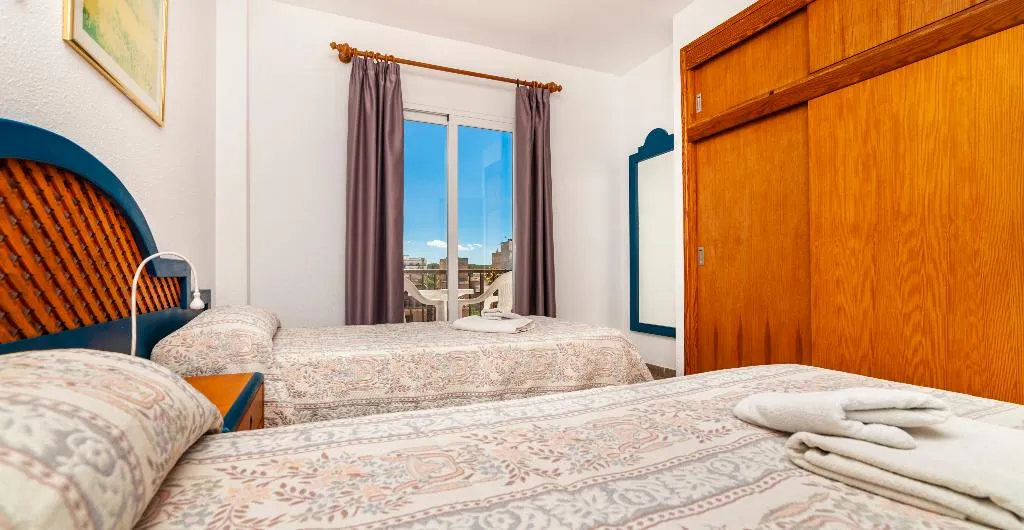 APARTMENT CAPACITY 6 TWO BEDROOMS Room, Charlys, Majorca