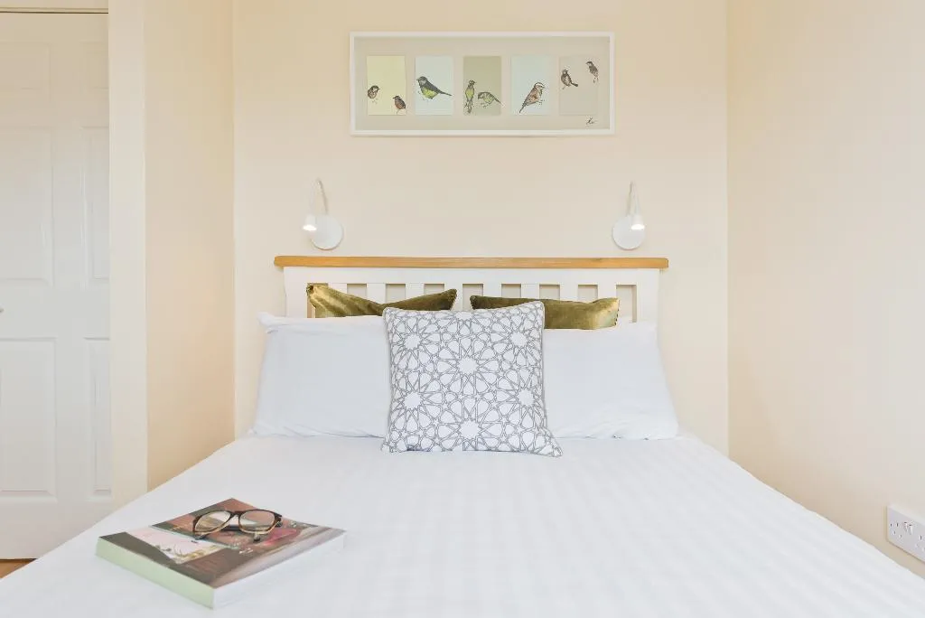 APARTMENT TWO BEDROOMS Room, Pearse Street Suites, Dublin