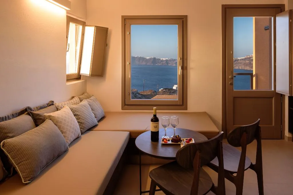 JUNIOR SUITE WITH JACUZZI Room, Kalestesia Suites, Santorini