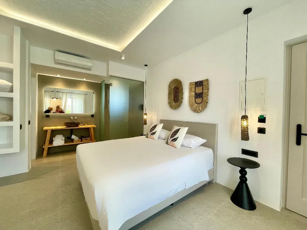SUITE DELUXE POOL VIEW Room, Mykonos Dot Suites, Mykonos