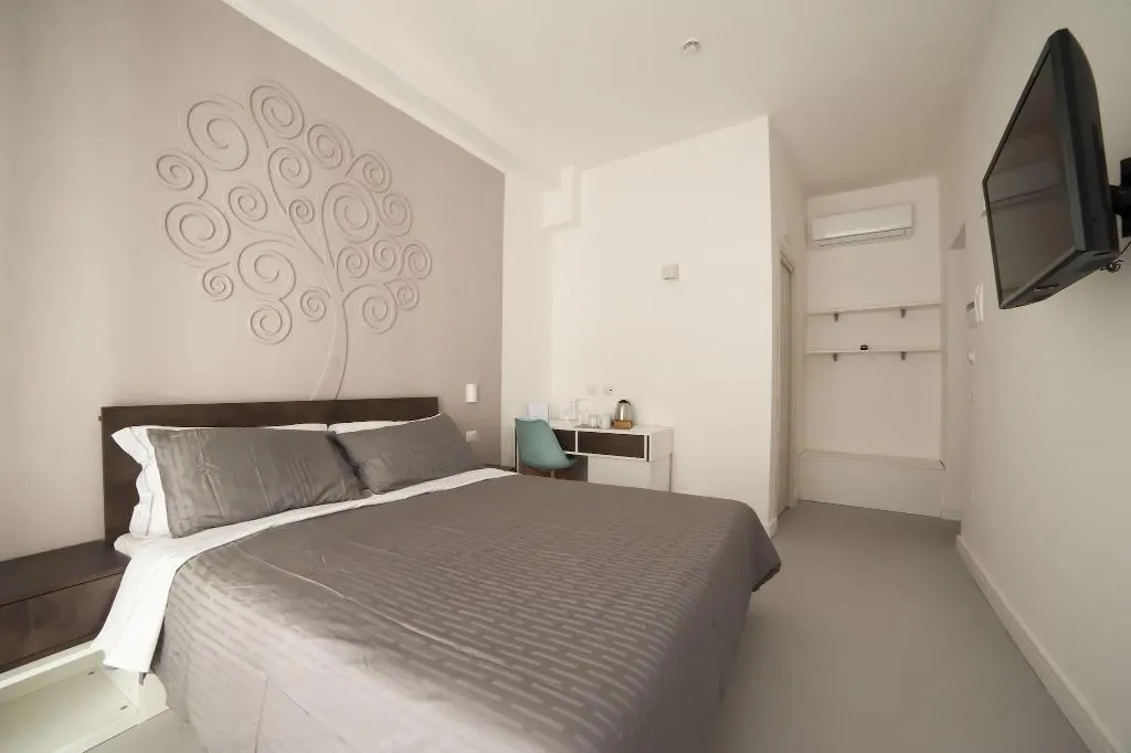 Room, Dada Suite, Naples