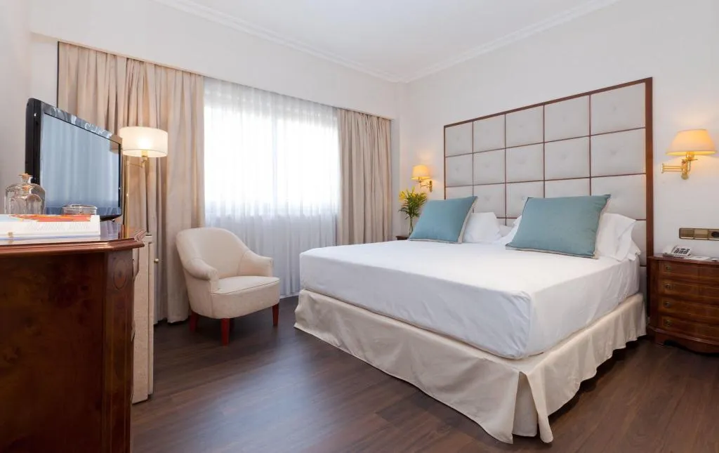 SUITE QUEEN SIZE BED Room, Santos Praga, Madrid
