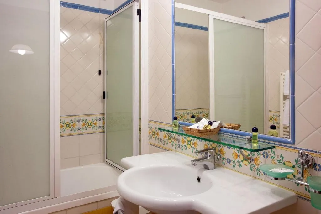 DOUBLE CLASSIC QUEEN BED Room, Amalfi, Naples