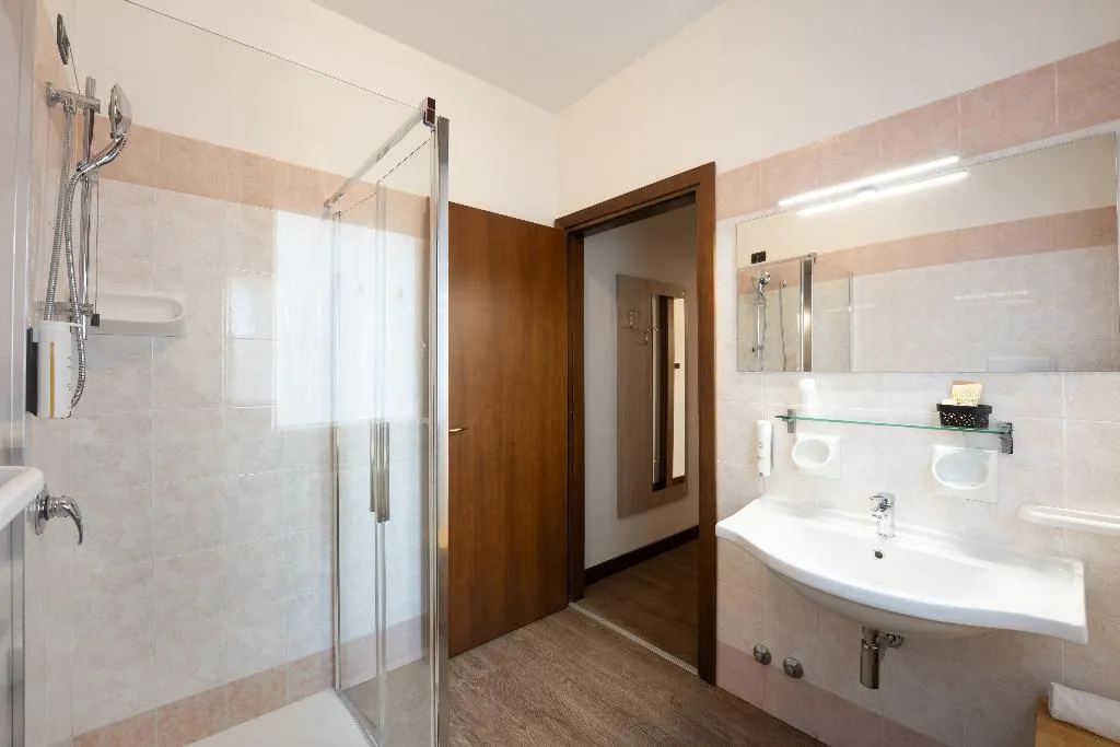 JUNIOR SUITE CAPACITY 5 Room, Hotel Gardenia Sirmione, Milan