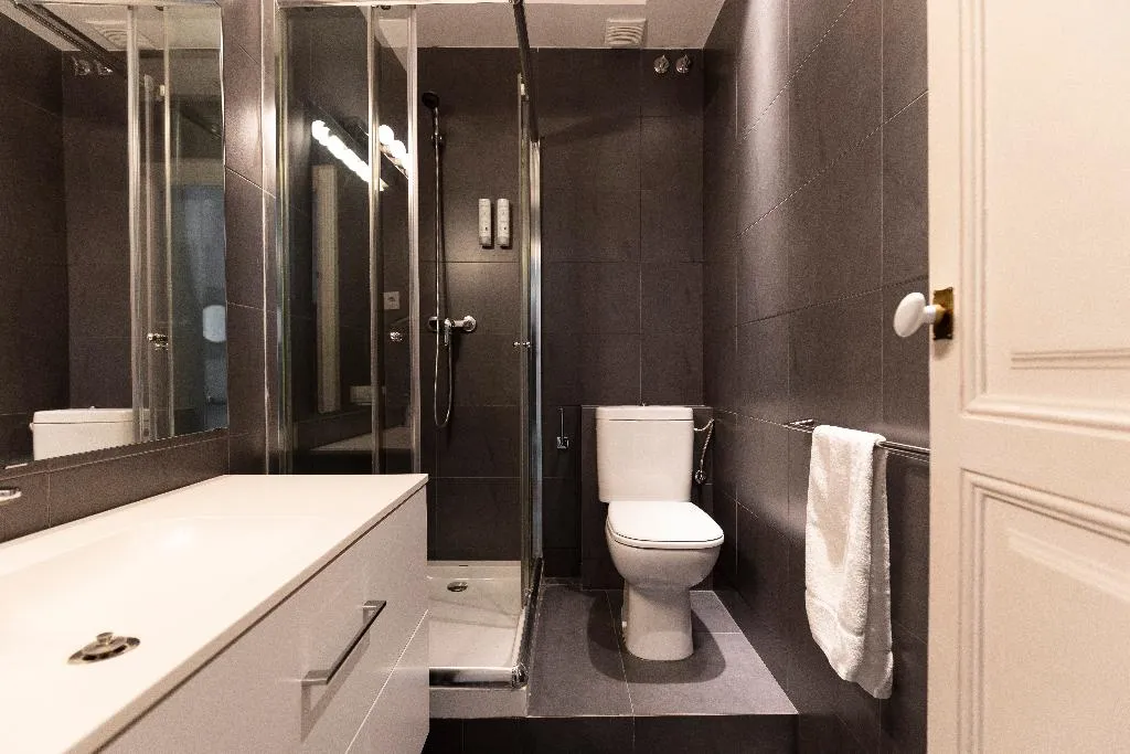 APARTMENT TWO BEDROOMS TWO BATHROOMS Room, Aspasios Urquinaona Design, Barcelona