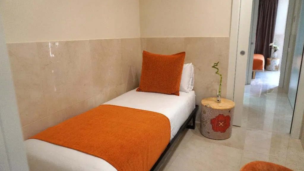 APARTMENT CAPACITY 4 THREE BEDROOM Room, Cosmo Apartments Rambla de Catalunya, Barcelona
