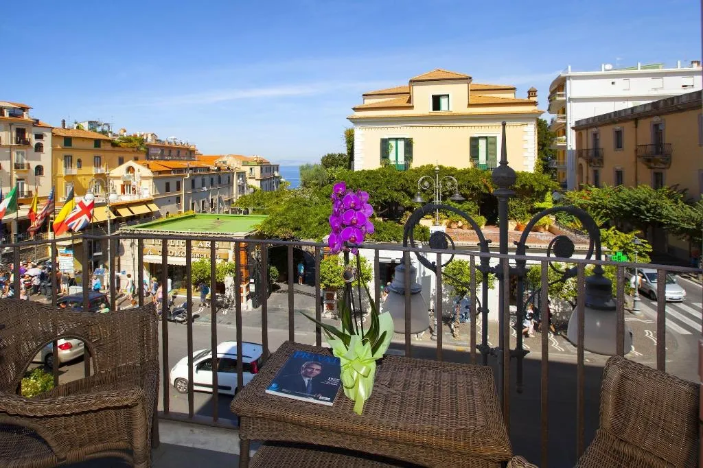 Room, Piazza Tasso B B, Naples