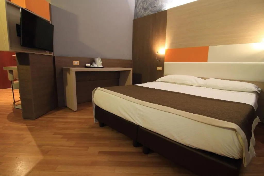 TRIPLE STANDARD Room, Metro, Milan