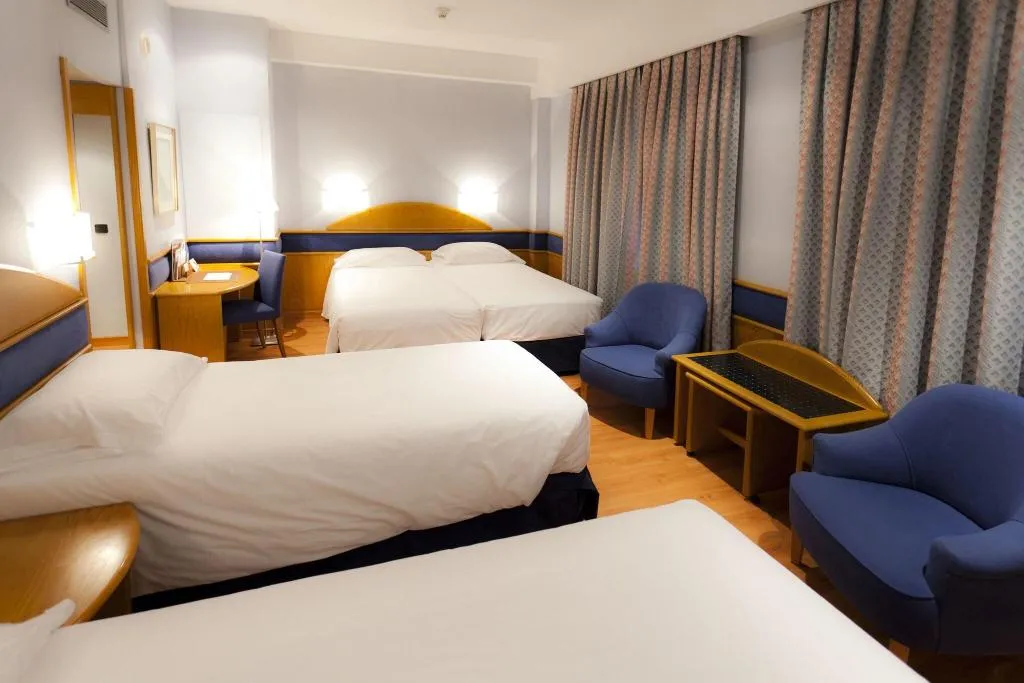 QUADRUPLE THREE BEDS Room, Santos Agumar Atocha, Madrid